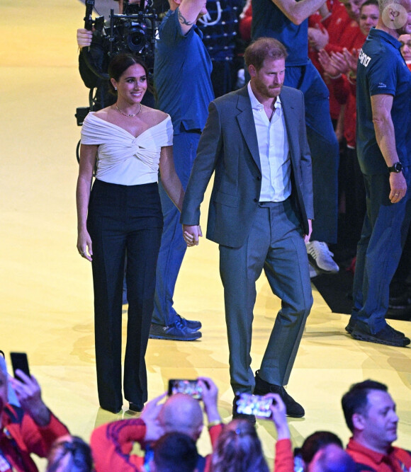 Le prince Harry et Meghan Markle lors de la cérémonie d'ouverture des Invictus Games 2020 à La Haye, le 16 avril 2022. 