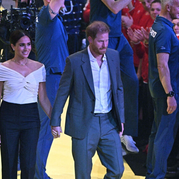 Le prince Harry et Meghan Markle lors de la cérémonie d'ouverture des Invictus Games 2020 à La Haye, le 16 avril 2022. 