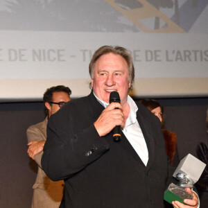 Florian Zeller et Gérard Depardieu, entourés par les membres du Jury, lors de la soirée de clôture de la 3eme édition du Festival Cinéroman à Nice, le 24 octobre 2021. C'est avec la remise des prix et la projection en avant première du film Goliath, réalisé par F.Tellier, que Cinéroman s'est achevé avec en invité surprise, G.Depardieu. 9 films tirés de roman ont été présentés en compétition et le Jury, présidé cette année par N.Bedos, a recompensé pour le prix du meilleur film adapté d'un roman : F.Zeller pour The Father, pour Le prix d'interprétation féminine : G.Londez pour The Father, dans Le Discours de Laurent Tirard et Benedetta de Paul Verhoeven, pour le prix d'interprétation masculine : B.Lavernhe pour Le Discours de Laurent Tirard, pour le prix coup de coeur du festival à une personnalité du cinéma pour sa relation très forte avec la ville de Nice et la côte d'Azur : M.Boujenah, et pour finir, le prix spécial du jury a été décerné à G.Depardieu pour avoir remis dans la lumière des oeuvres littéraires et su incarner des personnages de papier auxquels personne n'aurait osé prêter sa voix et son regard. Maigret, Germinal, Les Misérables, Monte Cristo, Les Valseuses, Sous le soleil de Satan, Les Illusions Perdues, Des Hommes, L'homme au masque de fer... © Bruno Bebert / Bestimage 