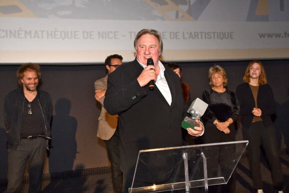Florian Zeller et Gérard Depardieu, entourés par les membres du Jury, lors de la soirée de clôture de la 3eme édition du Festival Cinéroman à Nice, le 24 octobre 2021. C'est avec la remise des prix et la projection en avant première du film Goliath, réalisé par F.Tellier, que Cinéroman s'est achevé avec en invité surprise, G.Depardieu. 9 films tirés de roman ont été présentés en compétition et le Jury, présidé cette année par N.Bedos, a recompensé pour le prix du meilleur film adapté d'un roman : F.Zeller pour The Father, pour Le prix d'interprétation féminine : G.Londez pour The Father, dans Le Discours de Laurent Tirard et Benedetta de Paul Verhoeven, pour le prix d'interprétation masculine : B.Lavernhe pour Le Discours de Laurent Tirard, pour le prix coup de coeur du festival à une personnalité du cinéma pour sa relation très forte avec la ville de Nice et la côte d'Azur : M.Boujenah, et pour finir, le prix spécial du jury a été décerné à G.Depardieu pour avoir remis dans la lumière des oeuvres littéraires et su incarner des personnages de papier auxquels personne n'aurait osé prêter sa voix et son regard. Maigret, Germinal, Les Misérables, Monte Cristo, Les Valseuses, Sous le soleil de Satan, Les Illusions Perdues, Des Hommes, L'homme au masque de fer... © Bruno Bebert / Bestimage 