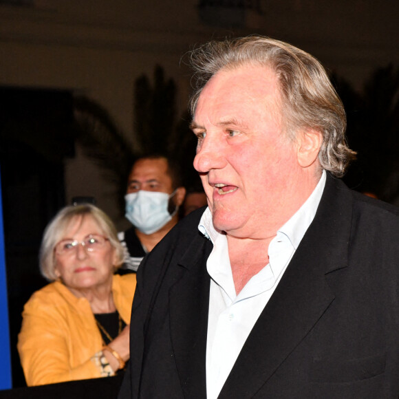 Gérard Depardieu lors de la soirée de clôture de la 3eme édition du Festival Cinéroman à Nice, le 24 octobre 2021. C'est avec la remise des prix et la projection en avant première du film Goliath, réalisé par F.Tellier, que Cinéroman s'est achevé avec en invité surprise, G.Depardieu. 9 films tirés de roman ont été présentés en compétition et le Jury, présidé cette année par N.Bedos, a recompensé pour le prix du meilleur film adapté d'un roman : F.Zeller pour The Father, pour Le prix d'interprétation féminine : G.Londez pour The Father, dans Le Discours de Laurent Tirard et Benedetta de Paul Verhoeven, pour le prix d'interprétation masculine : B.Lavernhe pour Le Discours de Laurent Tirard, pour le prix coup de coeur du festival à une personnalité du cinéma pour sa relation très forte avec la ville de Nice et la côte d'Azur : M.Boujenah, et pour finir, le prix spécial du jury a été décerné à G.Depardieu pour avoir remis dans la lumière des oeuvres littéraires et su incarner des personnages de papier auxquels personne n'aurait osé prêter sa voix et son regard. Maigret, Germinal, Les Misérables, Monte Cristo, Les Valseuses, Sous le soleil de Satan, Les Illusions Perdues, Des Hommes, L'homme au masque de fer... © Bruno Bebert / Bestimage 