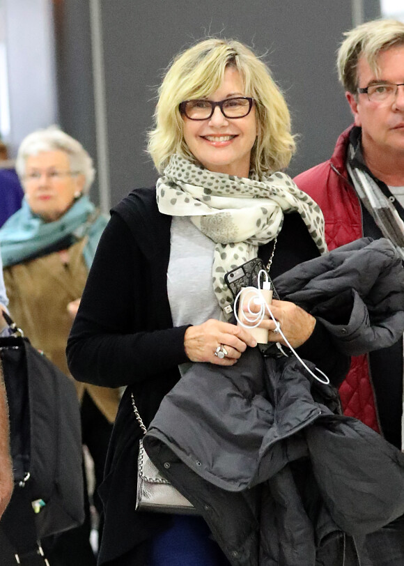 Exclusif - Olivia Newton John et son mari John Easterling arrivent à l'aéroport de Sydney.