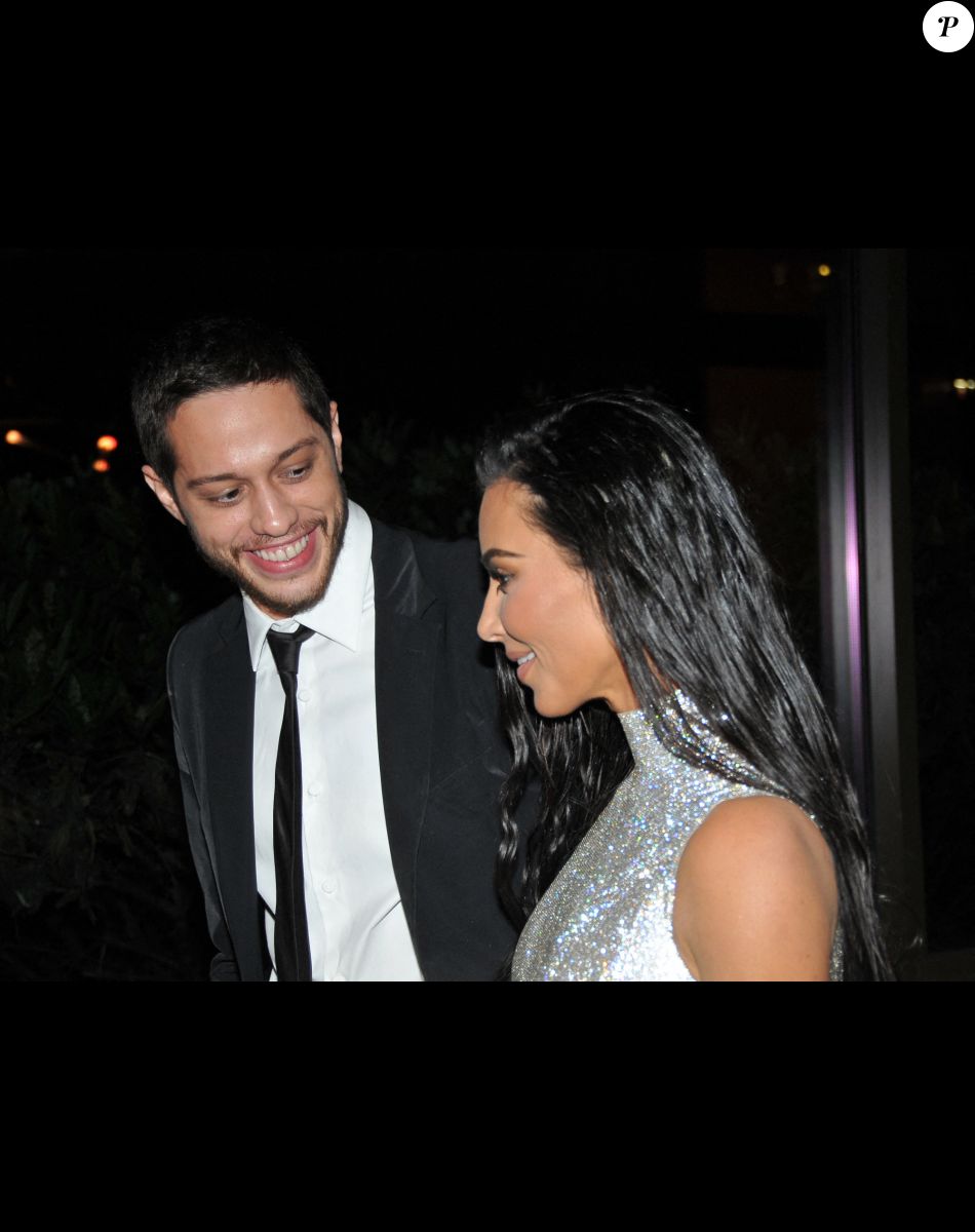 Kim Kardashian et son compagnon Pete Davidson à la sortie du dîner annuel des "Associations de Correspondants de la Maison Blanche" à l'hôtel Hilton à Washington DC, le 30 avril 2022.