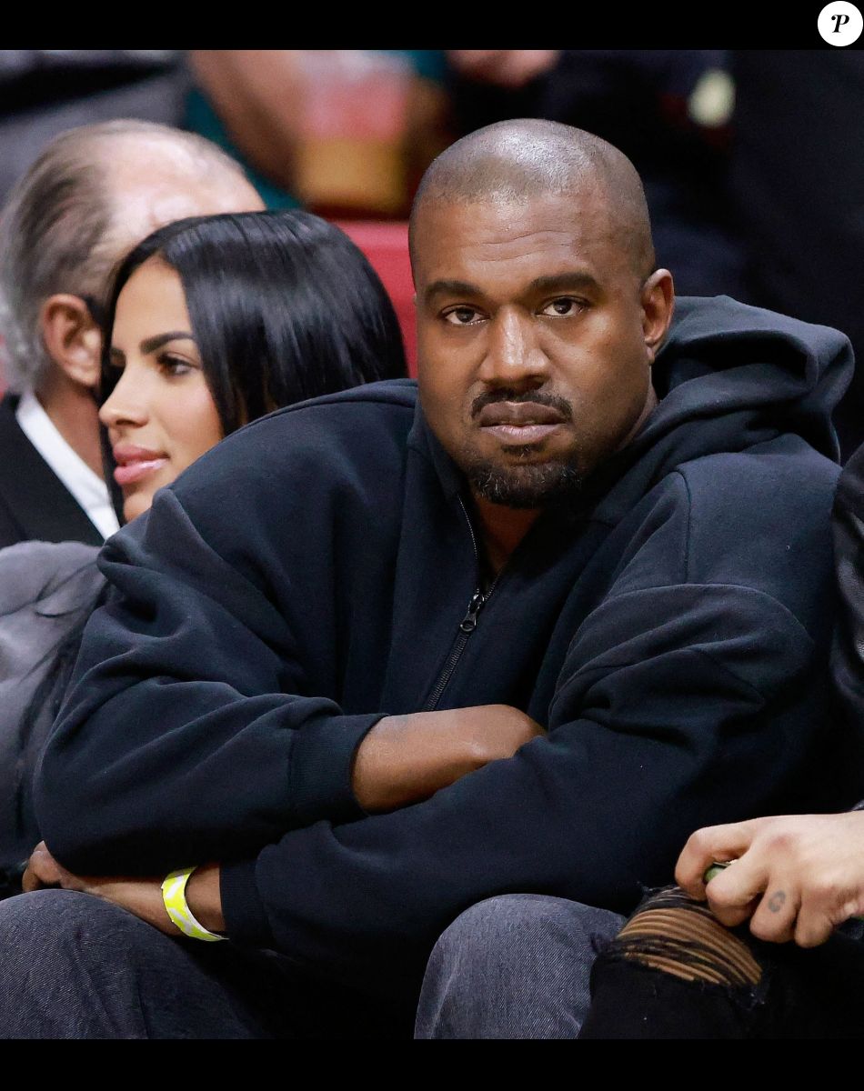 Kanye West et sa compagne Chaney Jones regardent un match de basket qui oppose les Miami Heat aux Minnesota Timberwolves au stade FTX Arena à Miami le 13 mars 2022. Miami, FL - Rapper Kanye West and girlfriend Chaney Jones along with rapper Future attend a game between the Miami Heat and the Minnesota Timberwolves at FTX Arena. Pictured: Kanye West, Chaney Jones