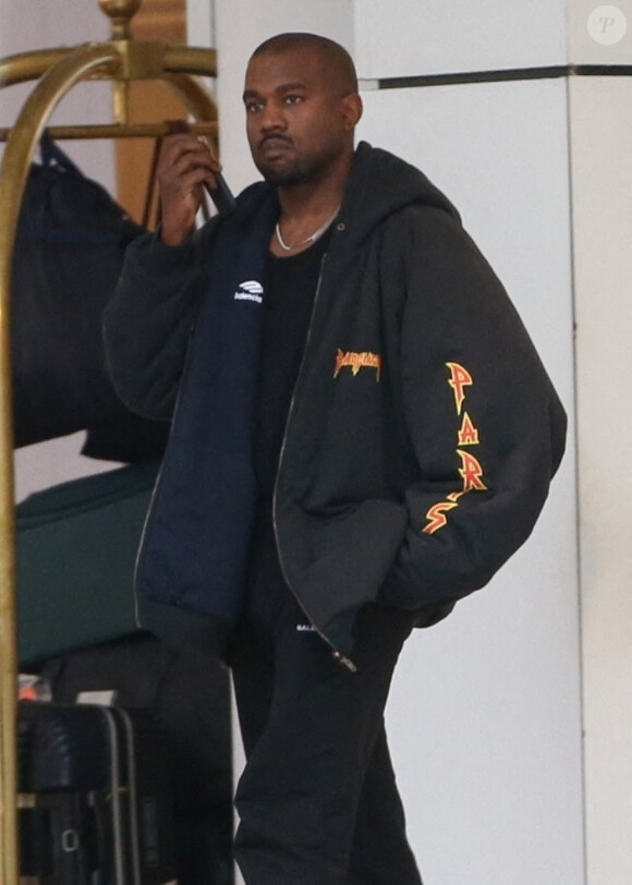 Kanye West (Ye) quitte l'hôtel Four Seasons à Miami le 2 mars 2022.  Miami Beach, FL - Kanye West leaves the Four Seasons Hotel in Miami Beach. Pictured: Kanye West 