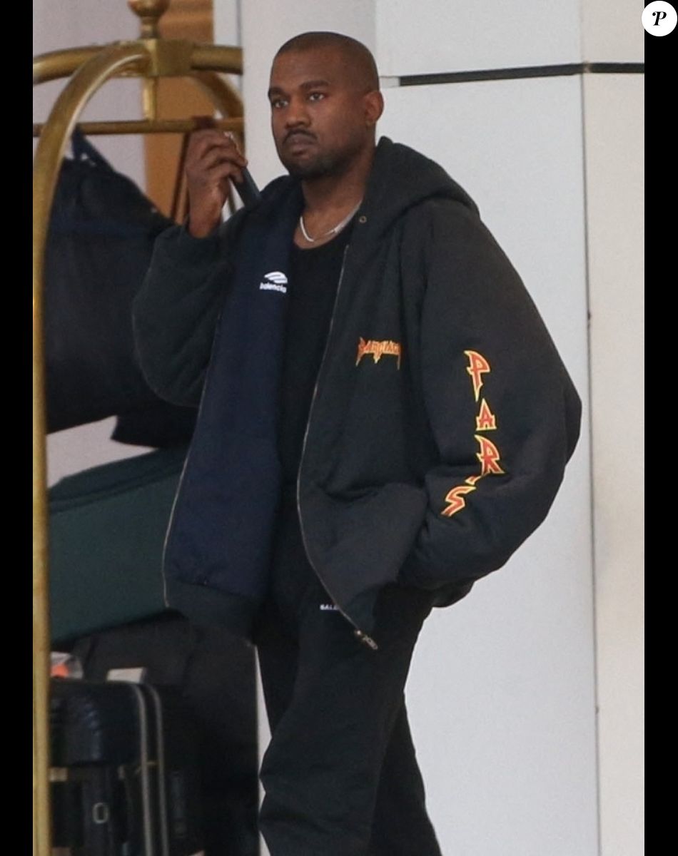 Kanye West (Ye) quitte l'hôtel Four Seasons à Miami le 2 mars 2022. Miami Beach, FL - Kanye West leaves the Four Seasons Hotel in Miami Beach. Pictured: Kanye West