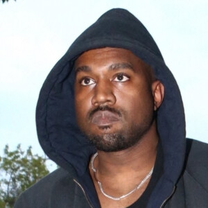 Kanye West se rend sur un studio d'enregistrement à Miami le 2 mars 2022.  Miami, FL - Kanye West arrives at a recording studio in Miami wearing a Balenciaga sweatshirt. 