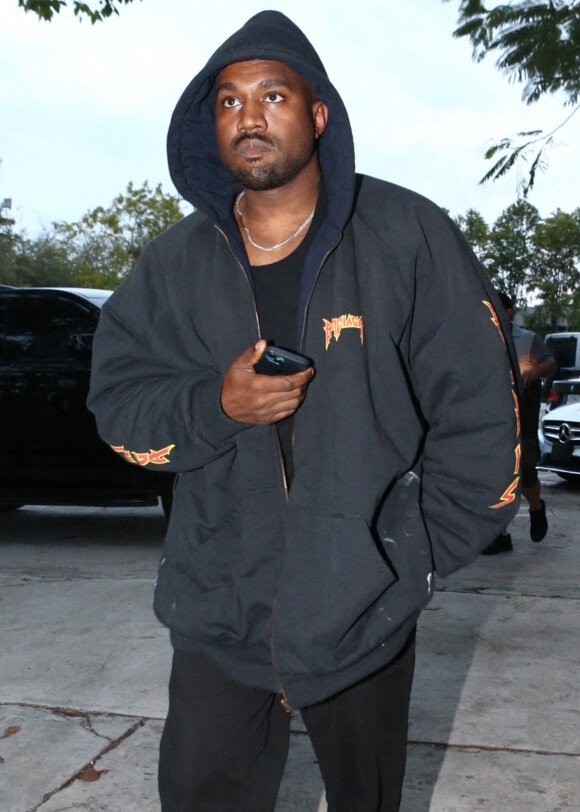 Kanye West se rend sur un studio d'enregistrement à Miami le 2 mars 2022.  Miami, FL - Kanye West arrives at a recording studio in Miami wearing a Balenciaga sweatshirt. 