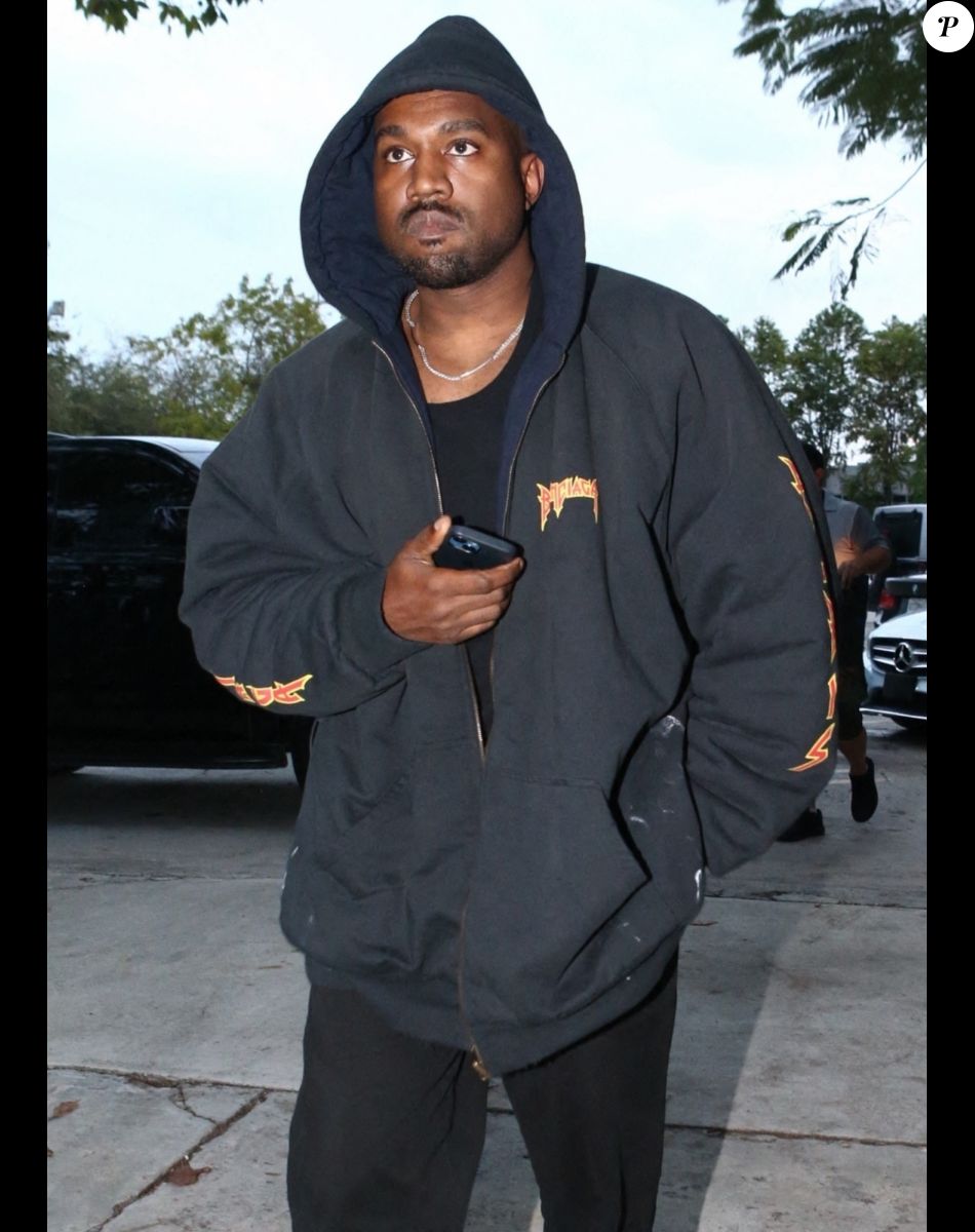 Kanye West se rend sur un studio d'enregistrement à Miami le 2 mars 2022. Miami, FL - Kanye West arrives at a recording studio in Miami wearing a Balenciaga sweatshirt.