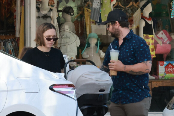 Jack Osbourne se promène avec sa fiancée Aree Gearhart et leurs enfants Andy, Pearl et Minnie, à Los Angeles, le 5 août 2022. Merci de flouter le visage des enfants avant publication  Jack Osbourne has his hands full as we see the star out for family breakfast at Joan's on Third. Jack and his fam head to Greenwood afterwards before heading home. Jack's fiancee Aree Gearhart followed behind pushing her and Jack's newborn by stroller. 