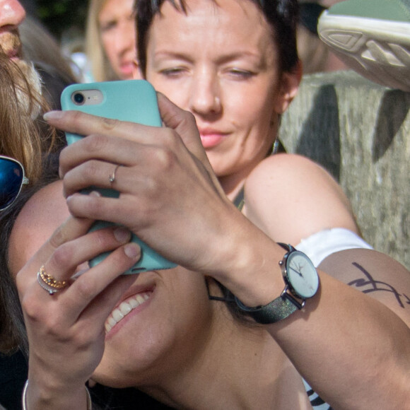 Johnny Depp va à la rencontre de fans devant la mairie d'Offenbach en Allemagne, le 6 juillet 2022.