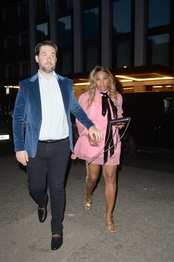 Serena Williams et son mari Alexis Ohanian arrivent puis sortent de l'hôtel 22 à Londres le 5 juillet 2022. 