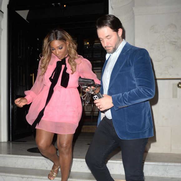 Serena Williams et son mari Alexis Ohanian arrivent puis sortent de l'hôtel 22 à Londres le 5 juillet 2022. 