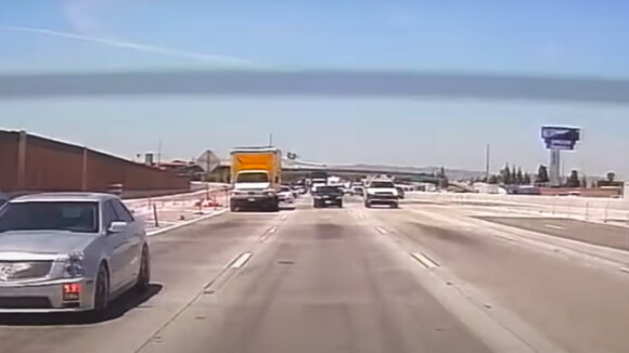 Crash d'avion en pleine autoroute : vidéo effrayante de l'explosion !