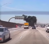 Capture d'écran de la vidéo dévoilée par la chaîne locale américaine KTLA montrant un petit avion de tourisme s'écrasant en pleine journée sur une autoroute californienne. Des images dignes d'un film catastrophe.
