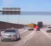 Capture d'écran de la vidéo dévoilée par la chaîne locale américaine KTLA montrant un petit avion de tourisme s'écrasant en pleine journée sur une autoroute californienne. L'incident s'est produit le 9 août 2022