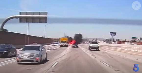Capture d'écran de la vidéo dévoilée par la chaîne locale américaine KTLA montrant un petit avion de tourisme s'écrasant en pleine journée sur une autoroute californienne. L'incident s'est produit le 9 août 2022