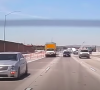 Capture d'écran de la vidéo dévoilée par la chaîne locale américaine KTLA montrant un petit avion de tourisme s'écrasant en pleine journée sur une autoroute californienne. L'avion a pu se poser sans faire de blessés.