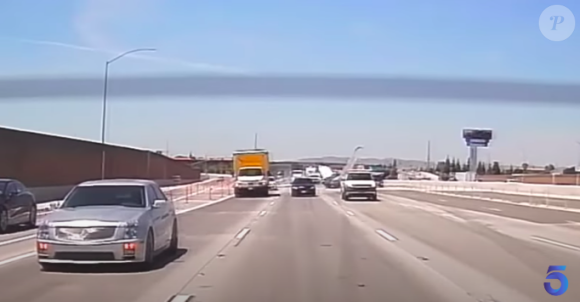 Capture d'écran de la vidéo dévoilée par la chaîne locale américaine KTLA montrant un petit avion de tourisme s'écrasant en pleine journée sur une autoroute californienne. L'avion a pu se poser sans faire de blessés.