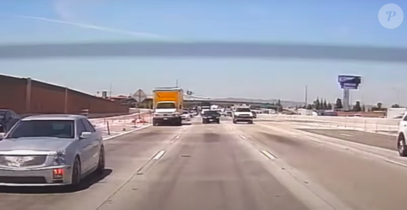 Capture d'écran de la vidéo dévoilée par la chaîne locale américaine KTLA montrant un petit avion de tourisme s'écrasant en pleine journée sur une autoroute californienne. Fort heureusement, le trafic n'était pas intense ce jour.
