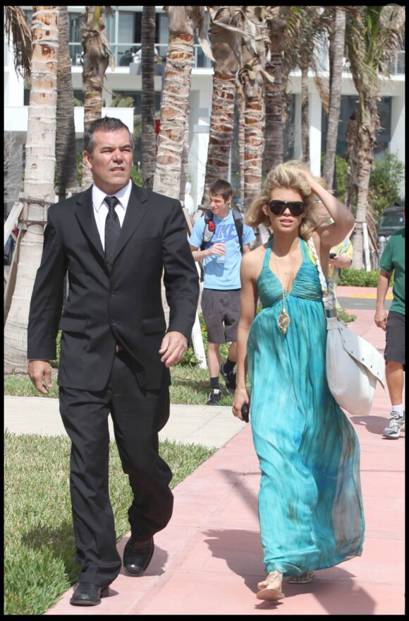 La sexy AnnaLynne McCord se promène à Miami dans une jolie robe turquoise, le 6 février 2010.