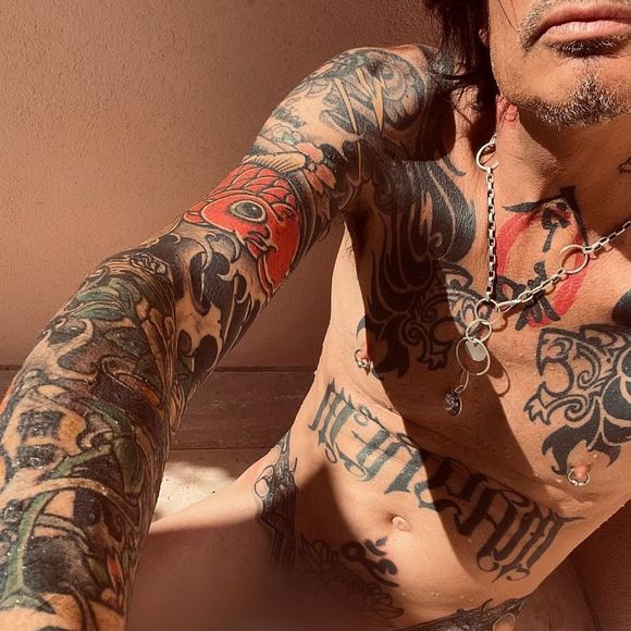 Tommy Lee se dévoile dans son plus simple appareil sur Instagram