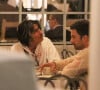 Exclusif - Tommy Lee et Sebastian Stan, qui a incarné le musicien dans la série "Pam & Tommy", dînent au restaurant "Taverna Tony" à Malibu, le 14 avril 2022.