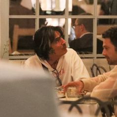 Exclusif - Tommy Lee et Sebastian Stan, qui a incarné le musicien dans la série "Pam &amp; Tommy", dînent au restaurant "Taverna Tony" à Malibu, le 14 avril 2022.