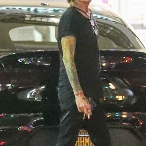 Tommy Lee et sa femme Brittany Furlan se promènent à Los Angeles le 6 avril 2022.