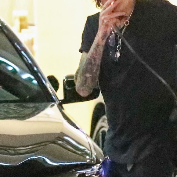 Tommy Lee et sa femme Brittany Furlan se promènent à Los Angeles le 6 avril 2022.