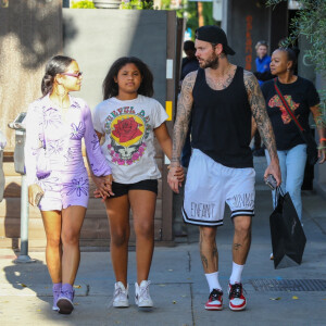 Christina Milian fait du shopping avec sa fille Violet et son mari Matt Pokora (M. Pokora) à Los Angeles le 6 avril 2022.