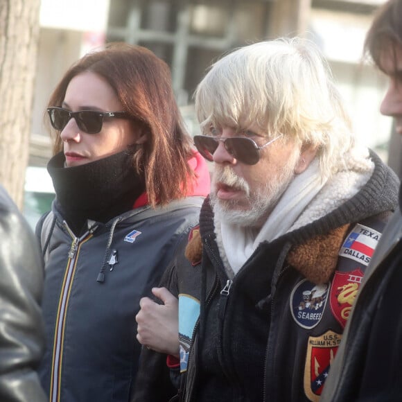 Lolita Séchan et son père le chanteur Renaud - Obsèques de Thierry Séchan frère du chanteur Renaud) au cimetière du Montparnasse à Paris le 16 janvier 2019.