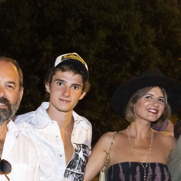 Exclusif - Abd Al Malik, Romain Sardou et sa compagne Kym Thiriot - Personnalités à la représentation de la pièce "Un visiteur inattendu" lors du festival de Ramatuelle au théâtre de Verdure le 11 août 2022. © Cyril Bruneau / Festival de Ramatuelle / Bestimage