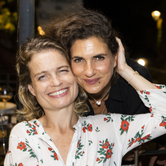 Emmanuelle Galabru, Sarah Biasini à la représentation de la pièce "Un visiteur inattendu" lors du festival de Ramatuelle au théâtre de Verdure © Cyril Bruneau / Festival de Ramatuelle / Bestimage