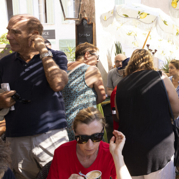 Sarah Biasini - Séance de dédicaces "Les plumes de Ramatuelle" en marge du festival de Ramatuelle devant le Café De L'Ormeau le 11 août 2022. © Cyril Bruneau / Festival de Ramatuelle / Bestimage 