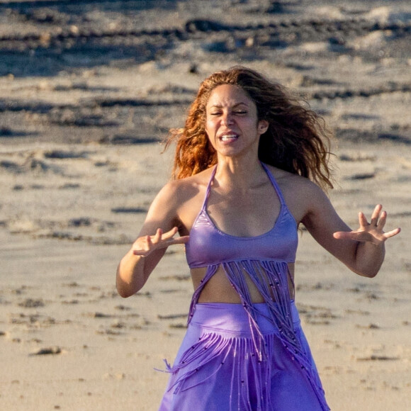 Shakira se détend sur une plage de Cabo San Lucas au Mexique le 27 juillet 2022.