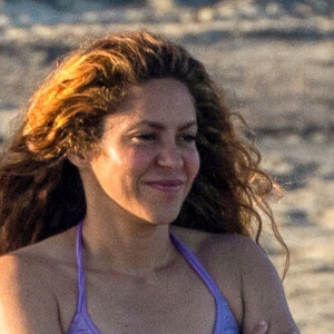 Shakira se détend sur une plage de Cabo San Lucas au Mexique le 27 juillet 2022.