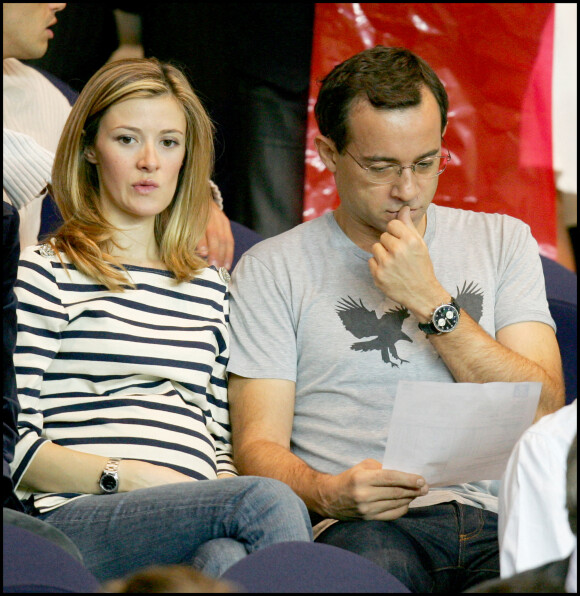 Elisabeth Bost et Jean-Luc Delarue lors du match opposant le PSG et l'OM au Parc des princes le 10 septembre 2006. © Guillaume Gaffiot/Bestimage