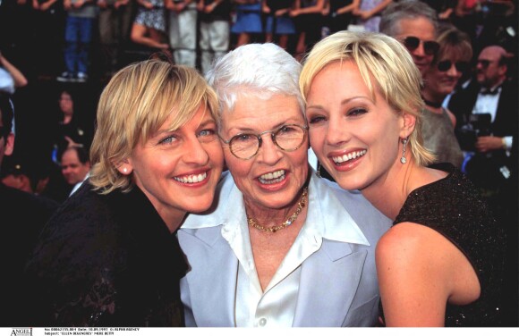 Ellen DeGeneres, sa mère Betty et Anne Heche - Emmy Awards à Los Angeles. 1997.