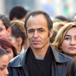 Jean-Jacques Goldman lors d'une marche silencieuse à Marseille en 2004 au côté de l'association Ni Putes, ni soumises