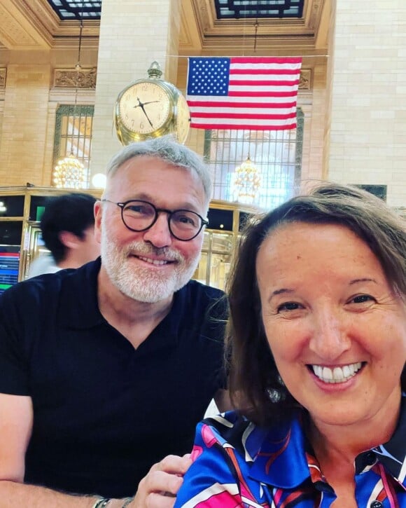 Laurent Ruquier pose avec Anne Roumanoff, à New York. Instagram, août 2022.