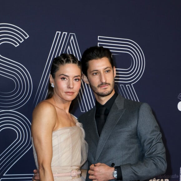 Pierre Niney et sa compagne Natasha Andrews - Photocall de la 47ème édition de la cérémonie des César à l'Olympia à Paris, le 25 février 2022. © Borde-Jacovides/Bestimage 