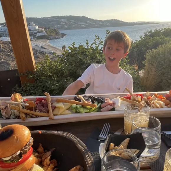 Olivier Pernaut en vacances à Mykonos avec sa femme Catherine et leurs deux enfants, Léo et Rose - Instagram