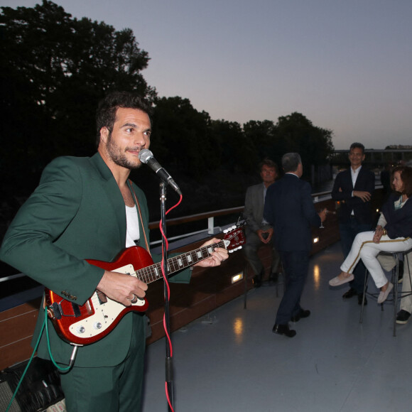 Amir Haddad donne un petit concert pour Thierry Chassagne sur le bateau "Le Paris" au port Debilly dans le quartier de Chaillot du 16ème arrondissement de Paris, France, le 13 juin 2022. © Bertrand Rindoff/Bestimage 