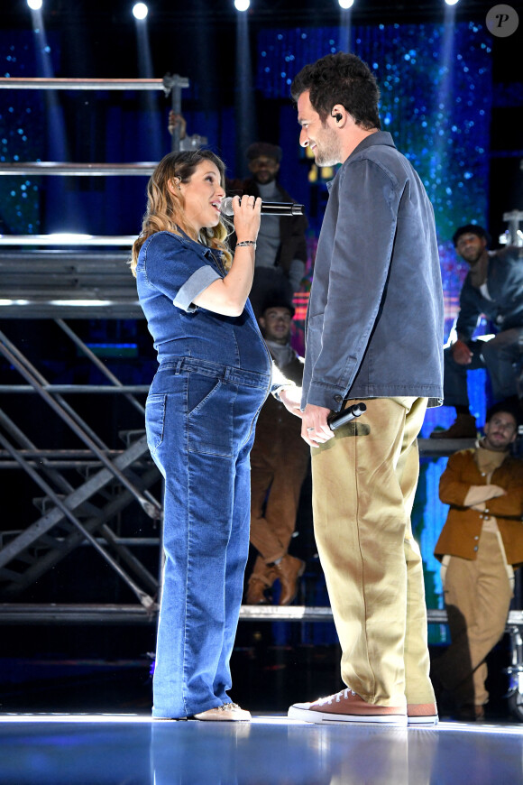 Amir Haddad a chanté, pour la première fois sur scène, avec sa femme Lital (enceinte). © Bruno Bebert / Bestimage 