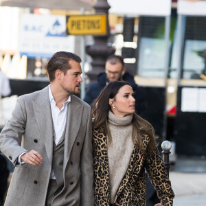 Exclusif - Prix Spécial - No Web - Capucine Anav et son compagnon Victor sont allés choisir leurs alliances pour leur futur mariage, à la bijouterie Galeries Lafayette - Royal Quartz Paris rue Royal à Paris, France, le 7 février 2022. 