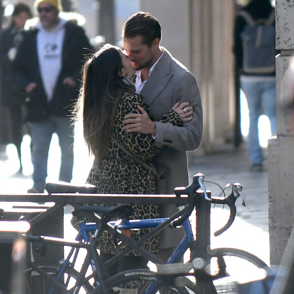 Exclusif - Capucine Anav et son compagnon Victor sont allés choisir leurs alliances pour leur futur mariage, à la bijouterie Galeries Lafayette - Royal Quartz Paris rue Royal à Paris, France, le 7 février 2022. 