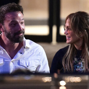 Ben Affleck et sa femme Jennifer Affleck (Lopez) et leurs enfants respectifs Seraphina, Maximilian et Emme quittent l'hôtel Crillon à Paris le 26 juillet 2022.