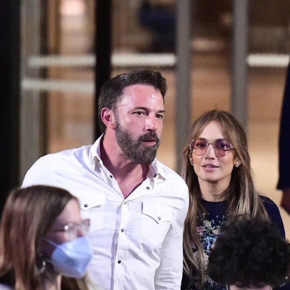 Ben Affleck et sa femme Jennifer Affleck (Lopez) et leurs enfants respectifs Seraphina, Maximilian et Emme quittent l'hôtel Crillon à Paris le 26 juillet 2022.