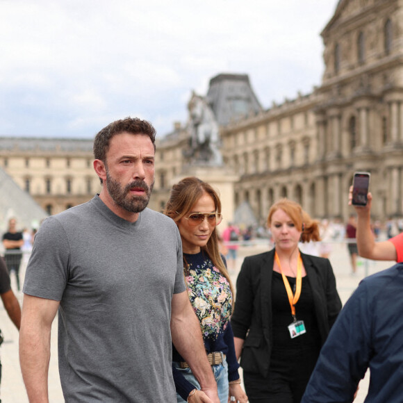 Ben Affleck et sa femme Jennifer Affleck (Lopez) quittent le musée du Louvre en famille pendant leur lune de miel à Paris, le 26 juillet 2022. Ben Affleck et sa femme Jennifer Affleck (Lopez) passent leur voyage de noces avec leurs enfants respectifs Seraphina, Violet, Maximilian et Emme. 